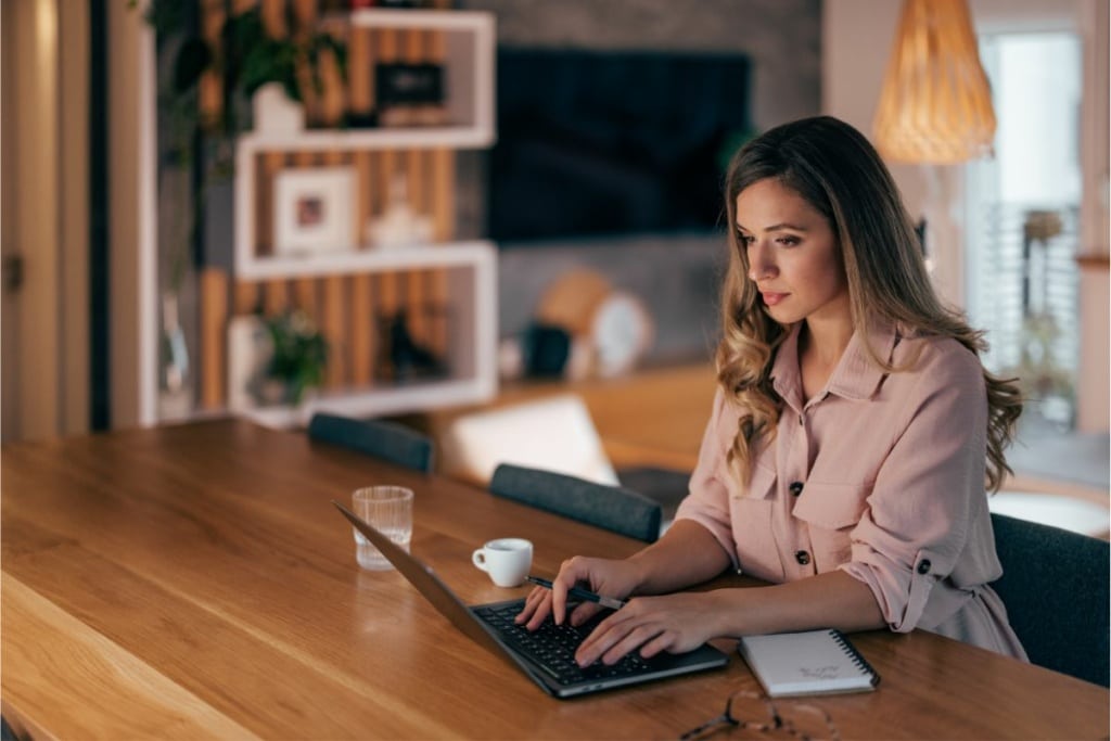 Une consultante SEO indépendante travaille chez elle tard le soir