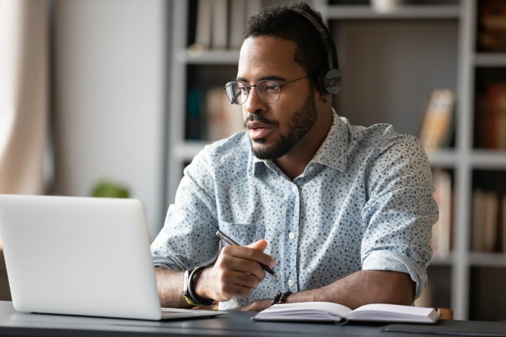 Un homme se tient informé des dernières mises à jour Google avec un webinaire