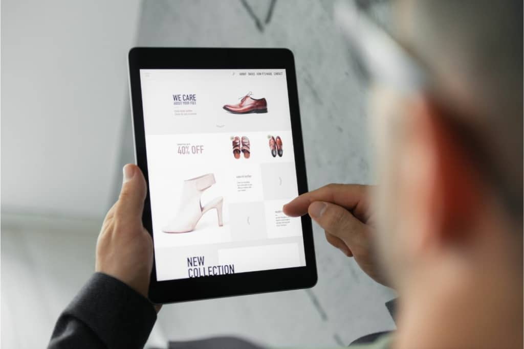 Un homme fait du shopping en ligne