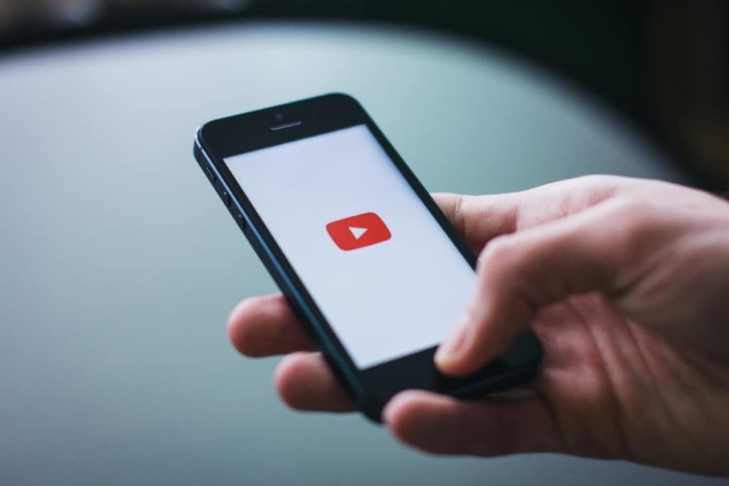 L'interface de YouTube sur un smartphone