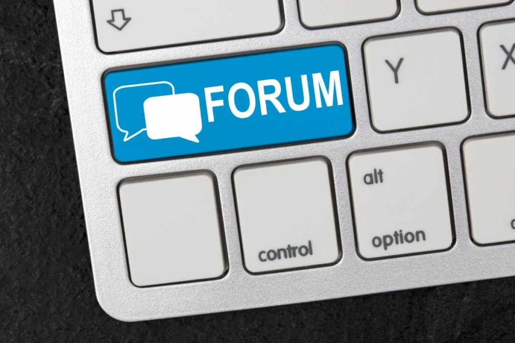 Clavier d'ordinateur avec touche "Forum"