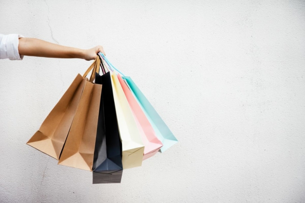 Bras tenant plusieurs sacs de shopping