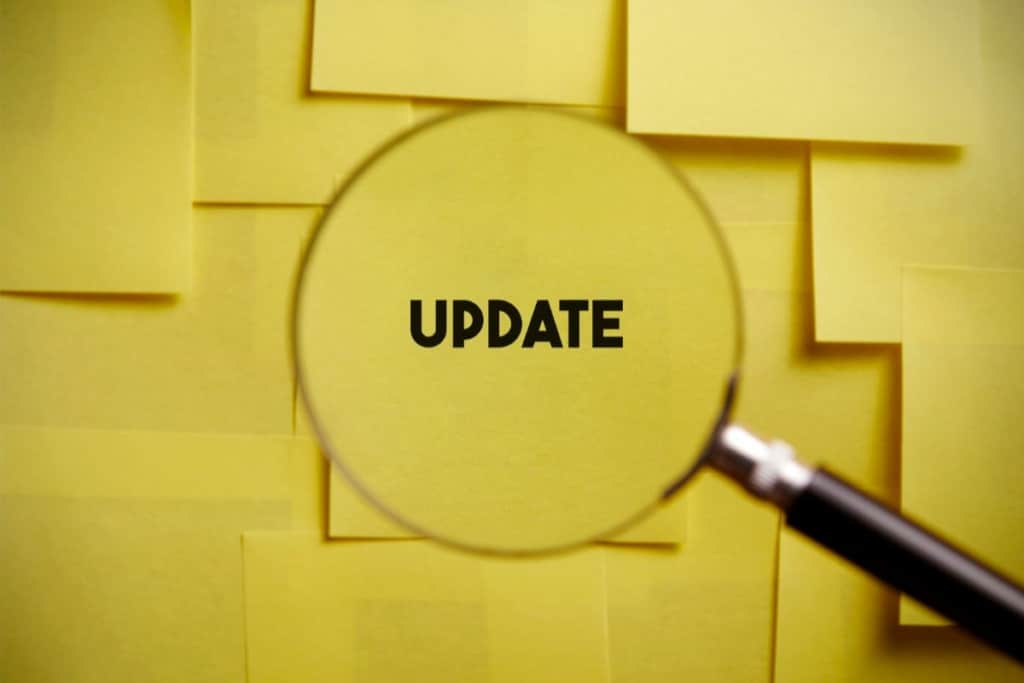 Loupe qui grossit le mot "update"