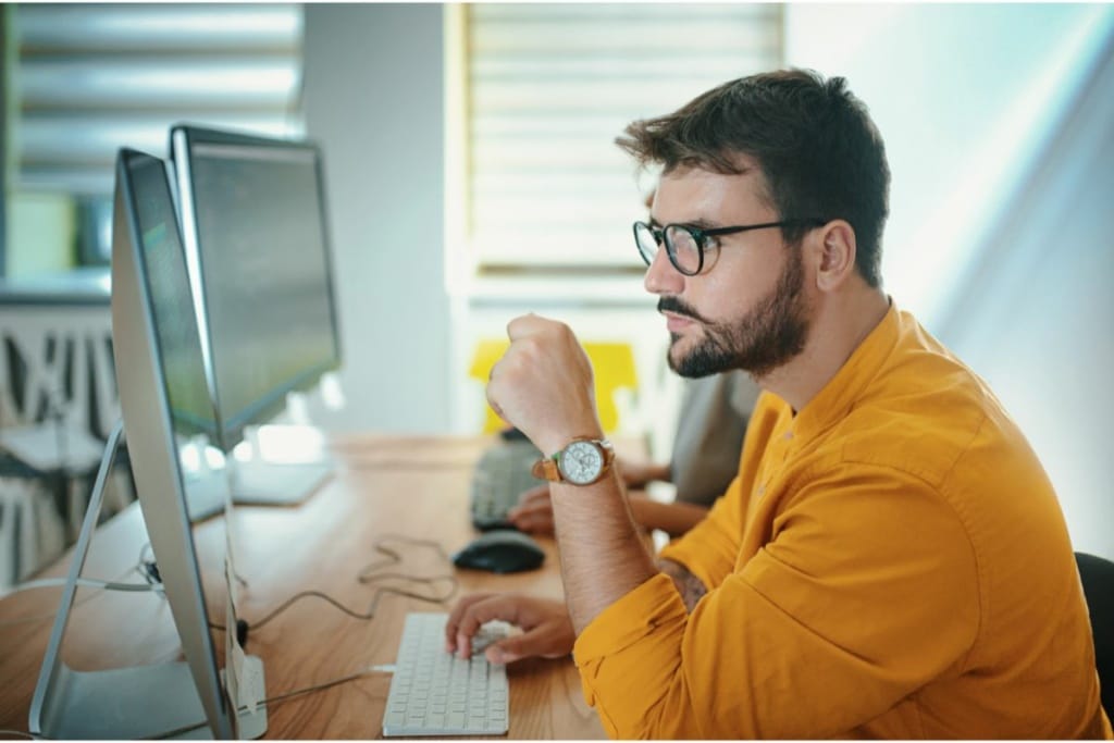 Développeur au travail devant un ordinateur