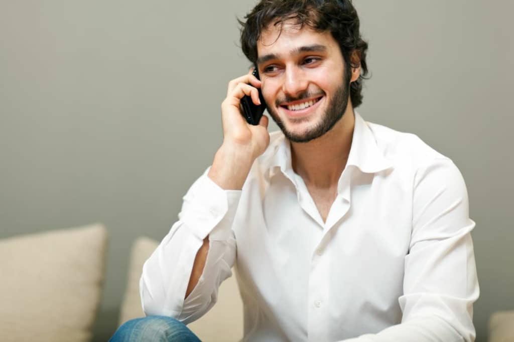 Homme en chemise blanche au téléphone