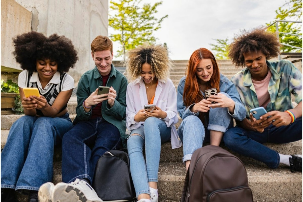 Groupe de jeunes sur leur téléphone