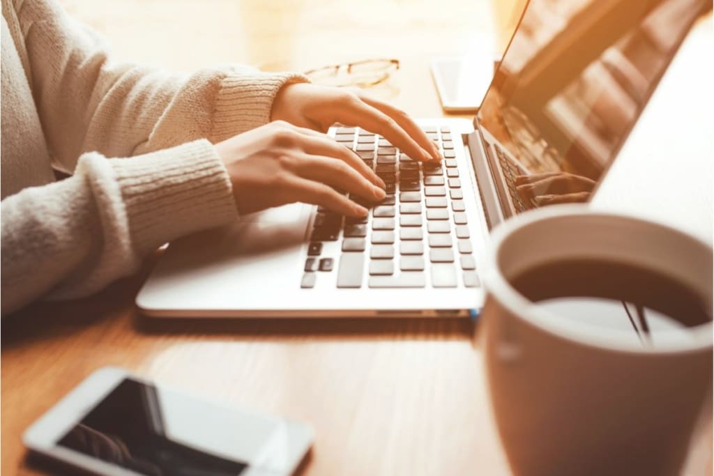 Mains qui tapent sur un clavier d'ordinateur