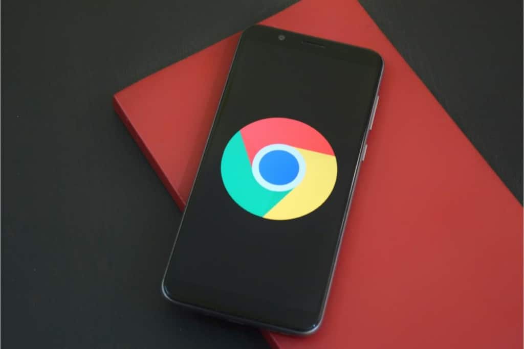 Logo Google Chrome sur écran smartphone