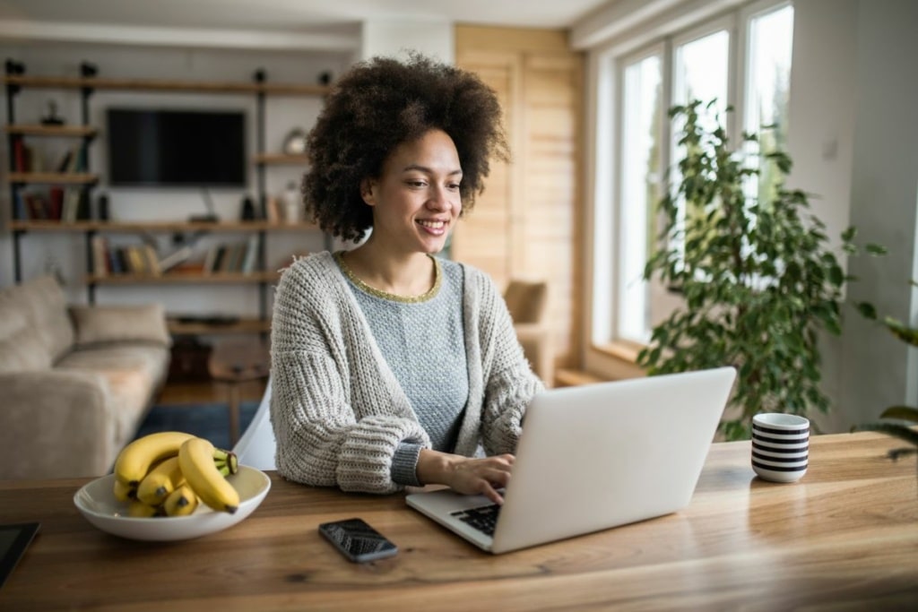 Une femme travaille sur son ordinateur