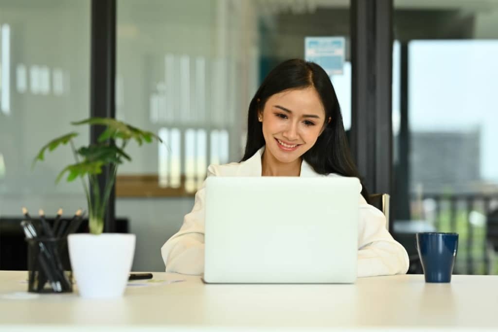 Une femme devant son ordinateur portable