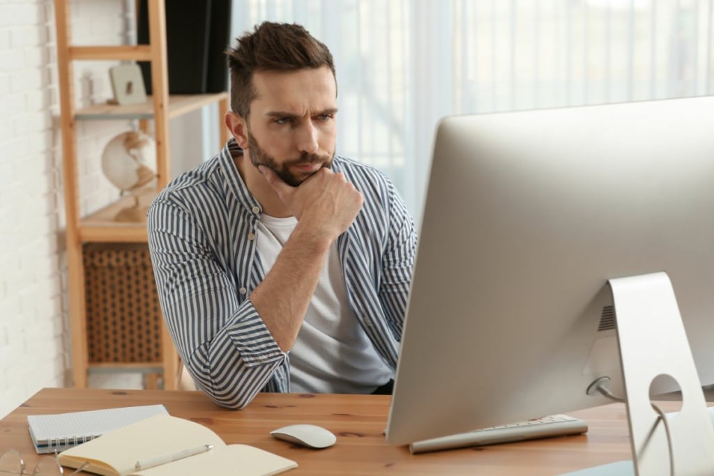 Un homme travaille sur ordinateur