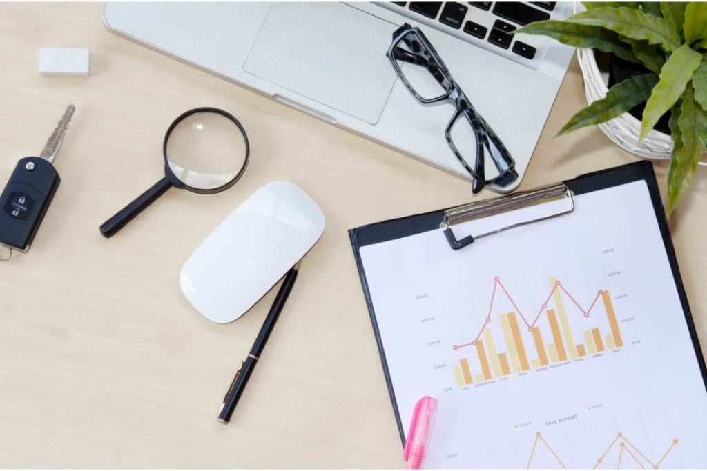 Accessoires de travail disposés sur un bureau.