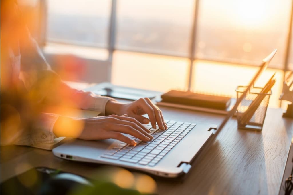 Mains sur clavier d'ordinateur