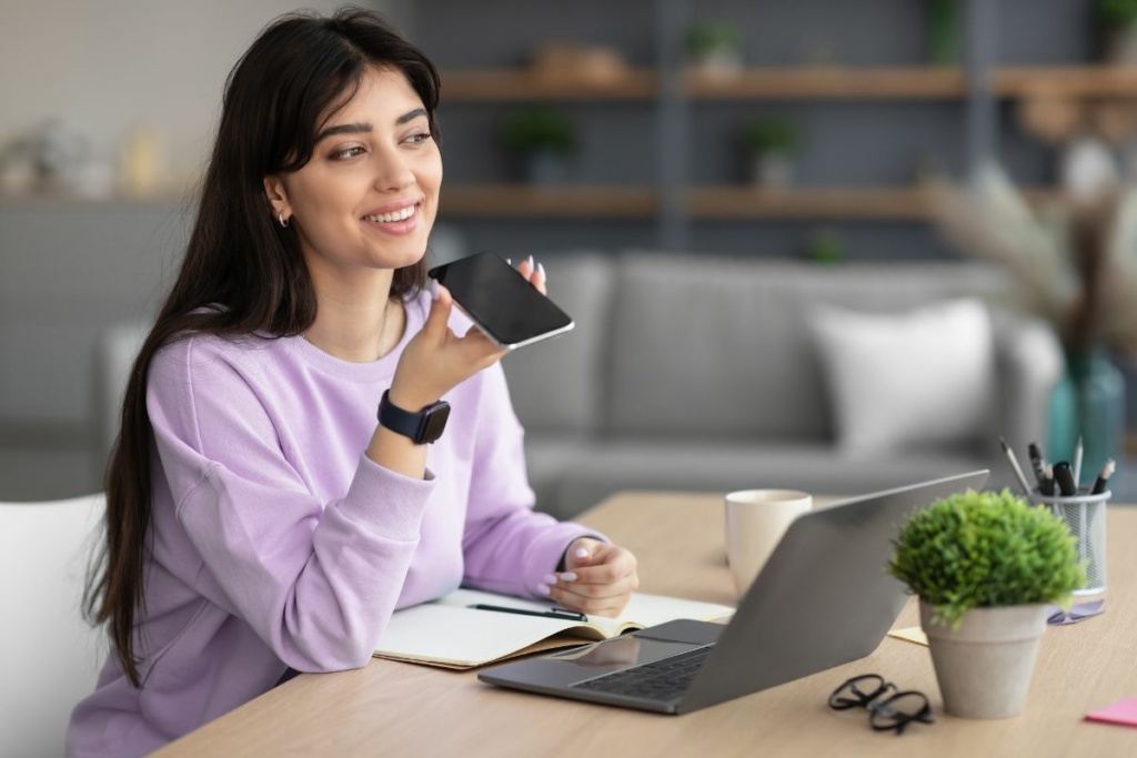 Une femme en train de faire une recherche vocale depuis son smartphone