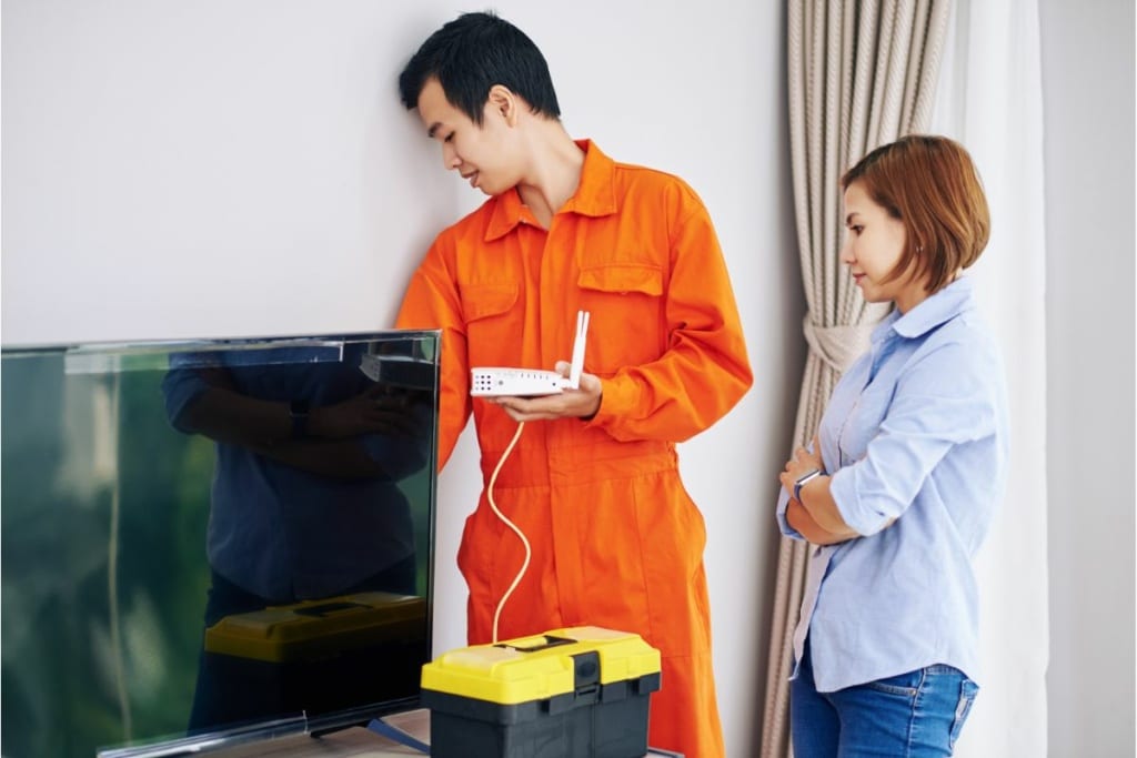 Un homme et une femme vérifient leur connexion wifi.