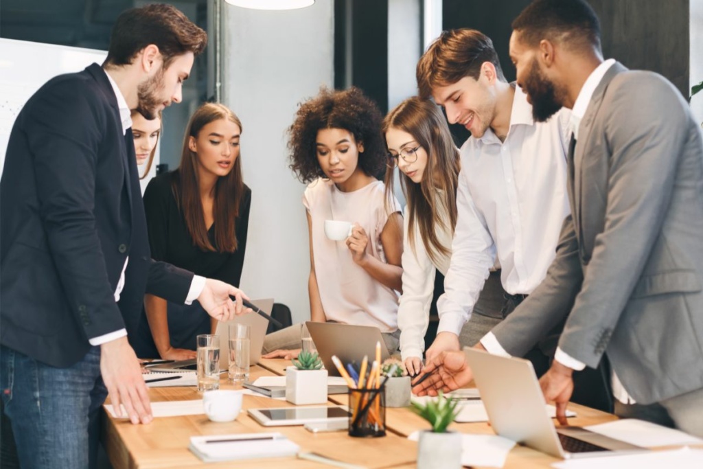 Personnes autour d'un bureau pour une réunion de travail.